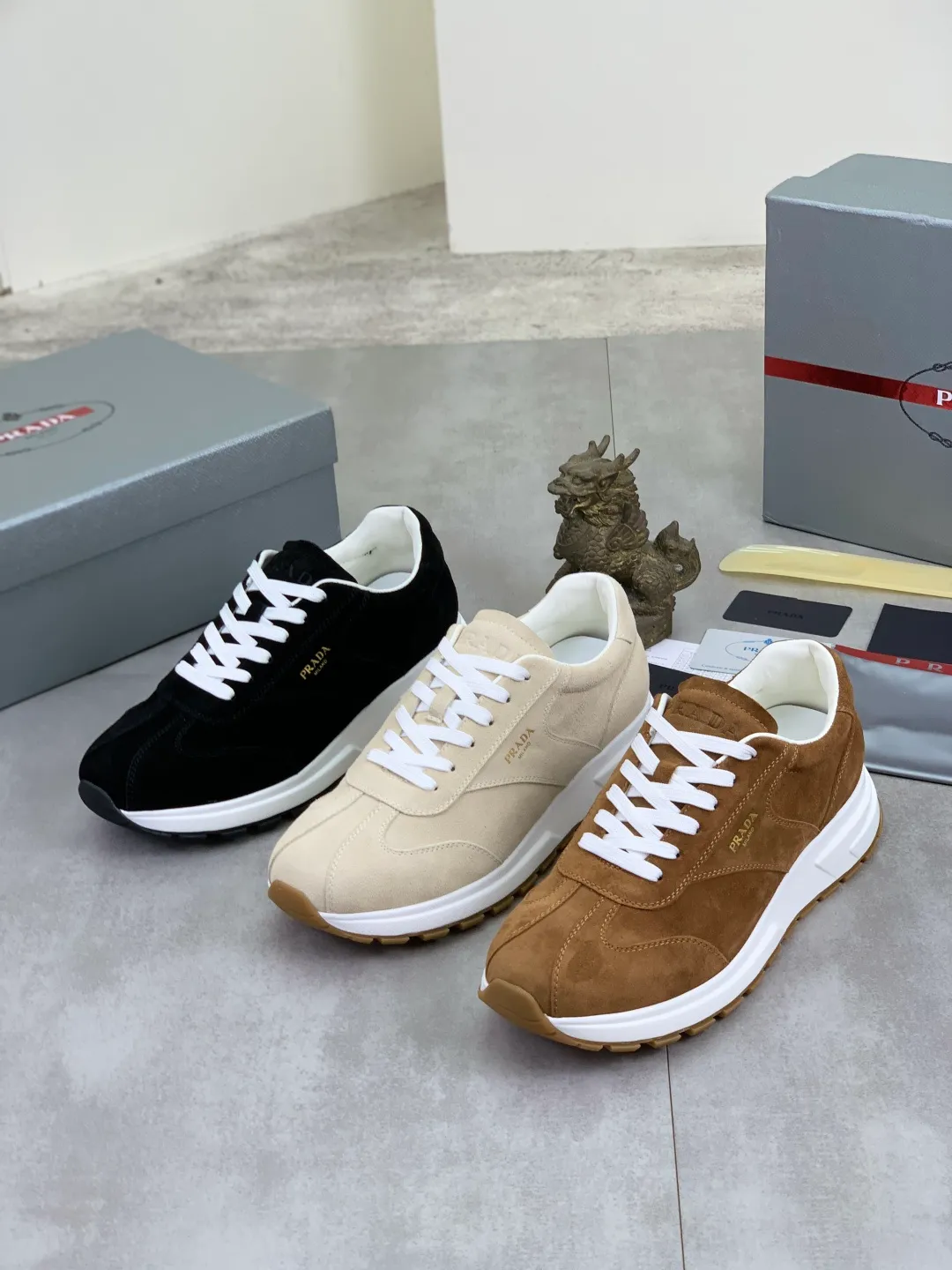 Men's Men's Shoes 💰P560 💰【New Style】 The latest model of high-quality PRADA classic men's shoes has been launched on the official website at a 1:1 replica, synchronized in Hong Kong and on the same catwalk; all made of calfskin➕imported cowhide lining, 🍡🍡original rubber outsole, non-slip and wear-resistant; comfortable on the feet, attractive style, fine workmanship, and simple and neat shoe lasts, highlighting a man's courage and toughness, 👍size 38 to 44 (45 can be customized) black White color🉑️choose